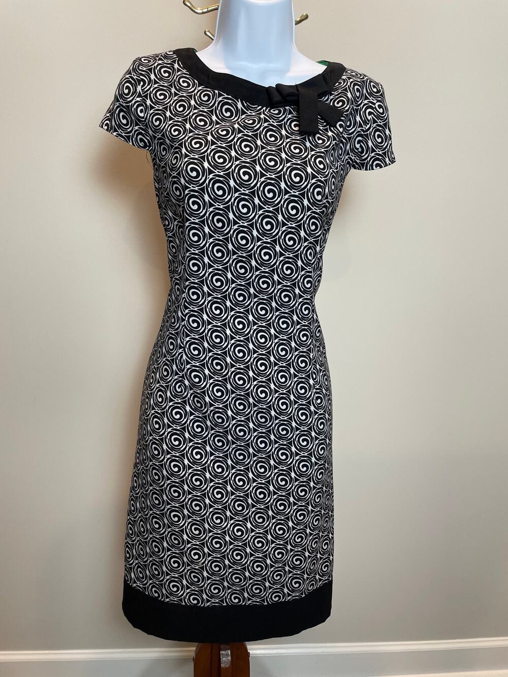 London Times Black & White Swirl Design Sheath Dress Size 8 Workday to Weekend
